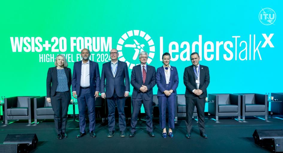 Participantes del Panel Avance digital en el desarrollo sostenible: un mundo conectado y confiable