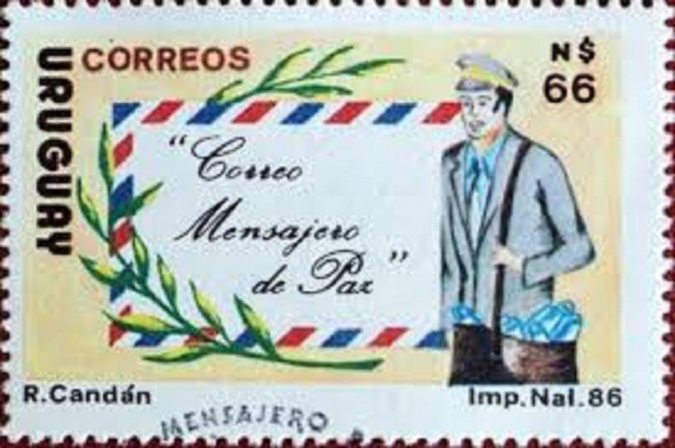 imagen de un sello en homenaje al cartero que dice: "Correo mensajero de paz"