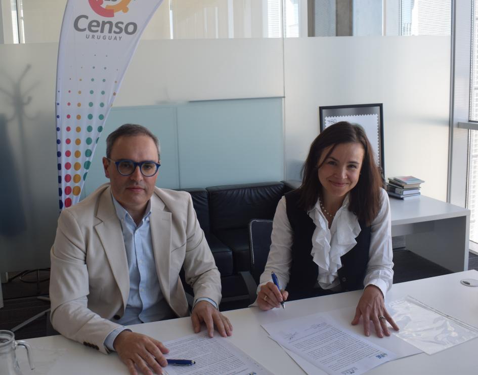 Diego Aboal, Director Técnico del INE y Mercedes Aramendía, Presidenta de URSEC Foto de Diego Aboal del INE y Mercedes Aramendía de URSEC firmando