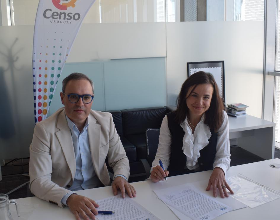 Foto de Diego Aboal del INE y Mercedes Aramendía de URSEC firmando