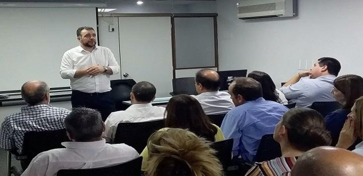 Imagen del facilitador y asistentes. Imagen del taller