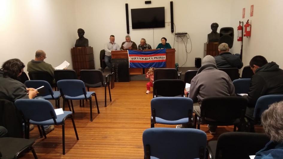 Funcionario de URSEC y asistentes al examen Funcionario de URSEC y asistentes al examen