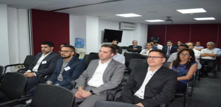 Invitados del Mercosur asistiendo a una conferencia en Ursec Imagen de personas asistiendo a una conferencia
