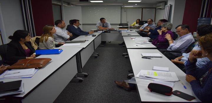 Actores del sector postal reunidos con autoridades de URSEC en URSEC. Imagen de los participantes reunidos en mesas de trabajo