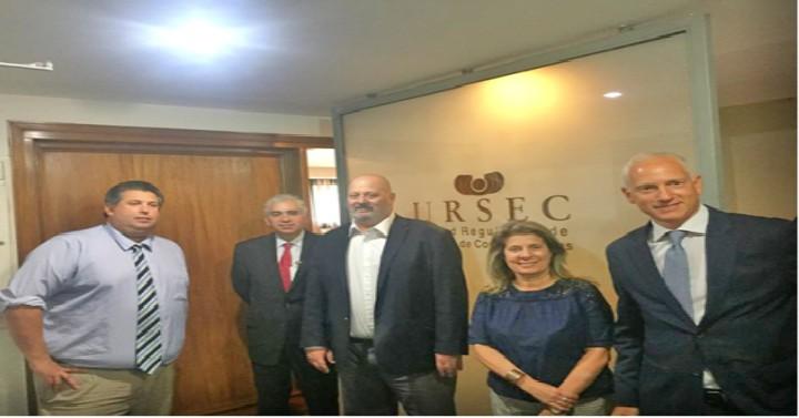 El presidente de Ursec junto a los otros dos directores y los ejecutivos de Facebook Presidente y directores de Ursec parados junto a los visitantes detrás de un vidrio que dice Ursec