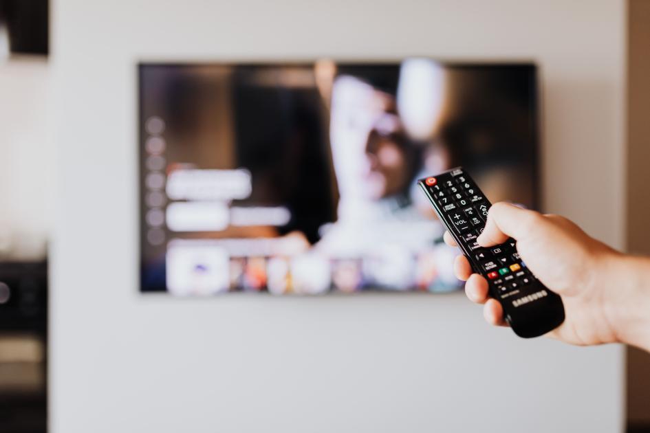 Imagen de una televisión y un Control Remoto Imagen de una televisión y un Control Remoto