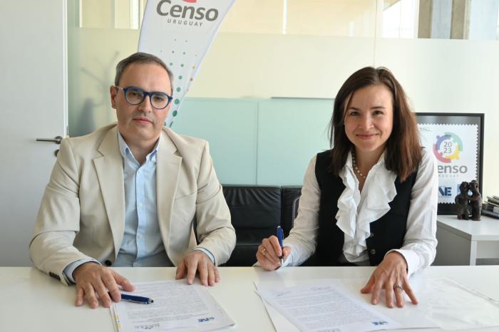 Foto de Diego Aboal del INE y Mercedes Aramendía de URSEC antes de firmar