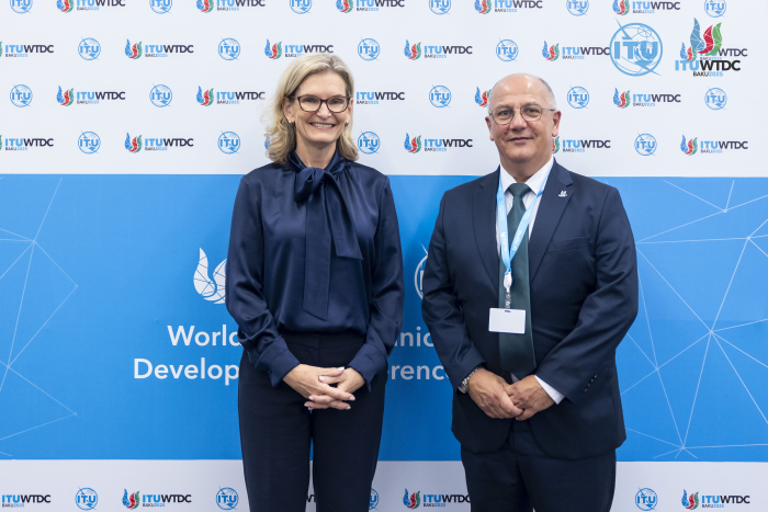 Doreen Bogdan-Martin y Gonzalo Balseiro en la CMDT-25