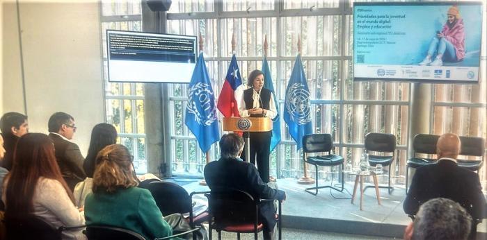 Foto de Mercedes Aramendía exponiendo en el Seminario