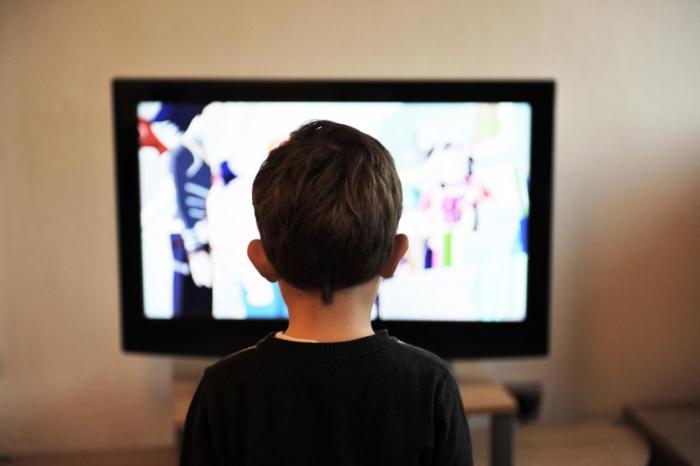 Foto de un niño mirando televisión