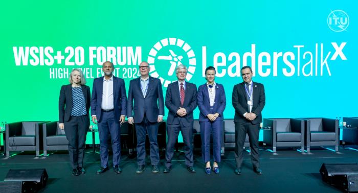 Participantes del Panel Avance digital en el desarrollo sostenible: un mundo conectado y confiable Participantes del Panel Avance digital en el desarrollo sostenible: un mundo conectado y confiable