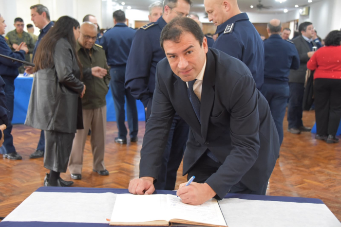 Vicepresidente de URSEC Dr. Bruno Fernández Iguini Dr. Bruno Fernández Iguini firmando un acta