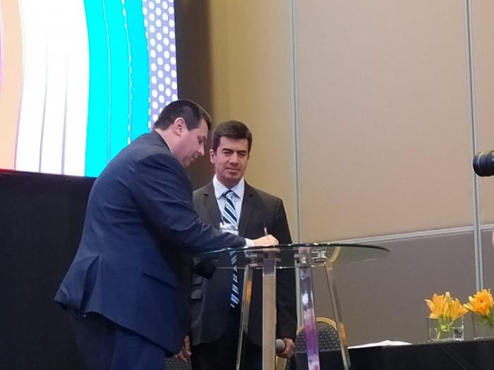 Foto del Director de URSEC Nicolás Cendoya firmando