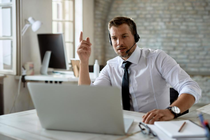 Imagen gratuita de freepik.es un telemarketer (Drazen Zigic) 