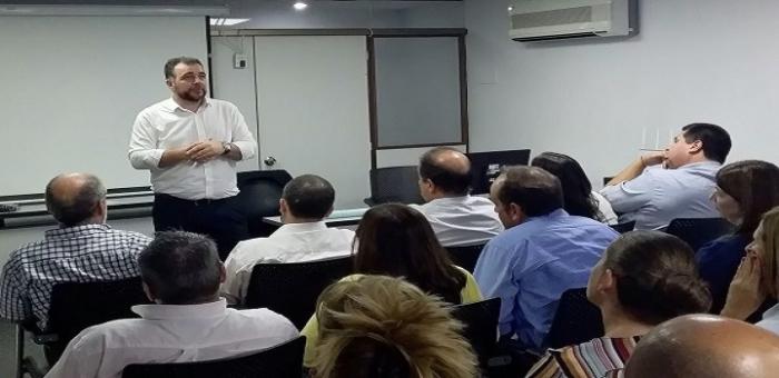 Imagen del facilitador y asistentes. Imagen del taller