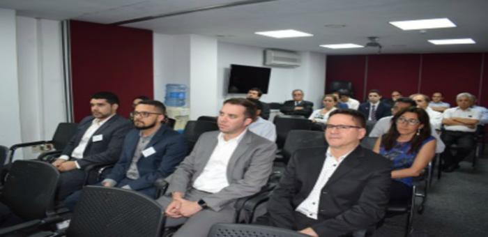 Invitados del Mercosur asistiendo a una conferencia en Ursec Imagen de personas asistiendo a una conferencia