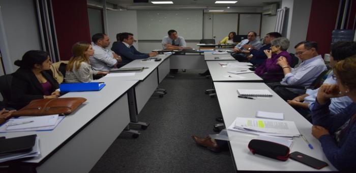 Actores del sector postal reunidos con autoridades de URSEC en URSEC. Imagen de los participantes reunidos en mesas de trabajo