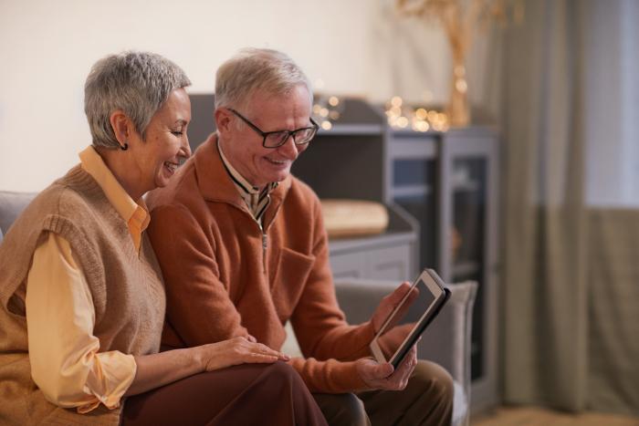 Imagen gratuita de Pexels dos ancianos mirando una tablet
