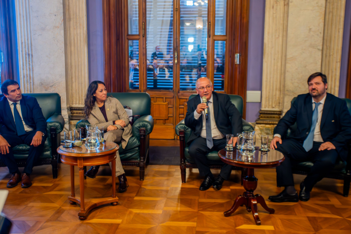 Dr. Bruno Fernández Iguini, Dra. Fernanda Cardona, Ec. Gonzalo Balseiro y Dr. Leandro Claramunt