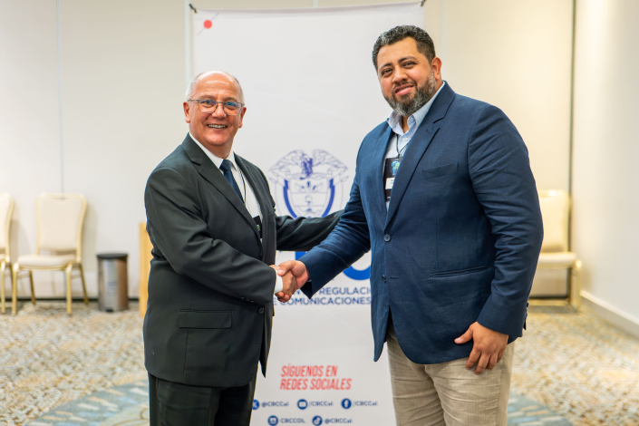 Presidente de URSEC Gonzalo Balseiro y Director Ejecutivo de la CRC Felipe Díaz Saludo entre autoridades de ambos organismos