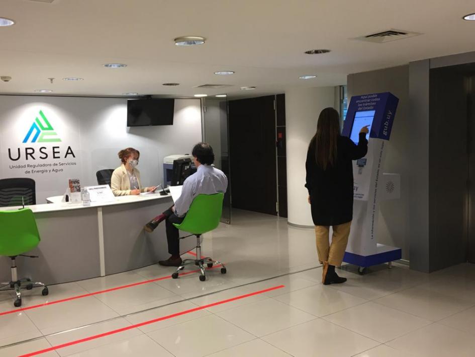 recepción de Ursea atendiendo usuarios que concurrieron por trámites. recepción de Ursea atendiendo usuarios que concurrieron por trámites.