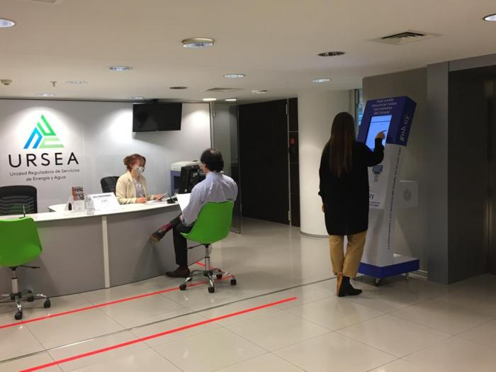 recepción de Ursea atendiendo usuarios que concurrieron por trámites. recepción de Ursea atendiendo usuarios que concurrieron por trámites.