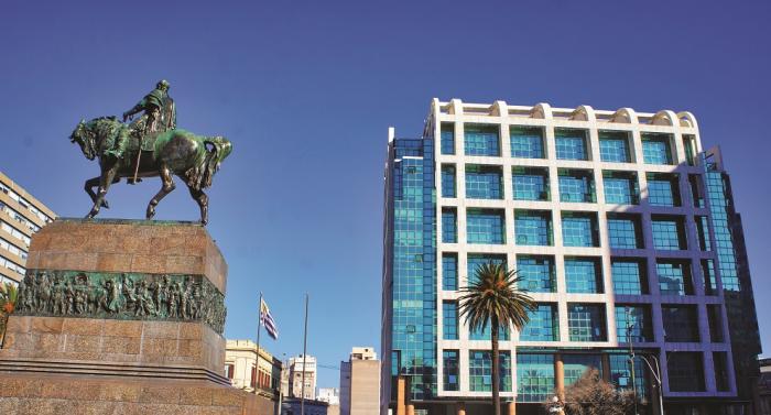 Plaza Independencia y Torre Ejecutiva