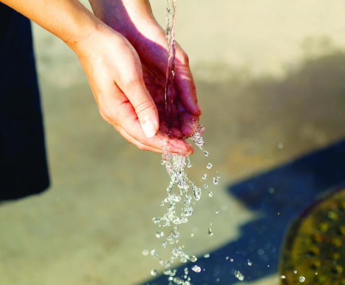 fotoa mano con agua 