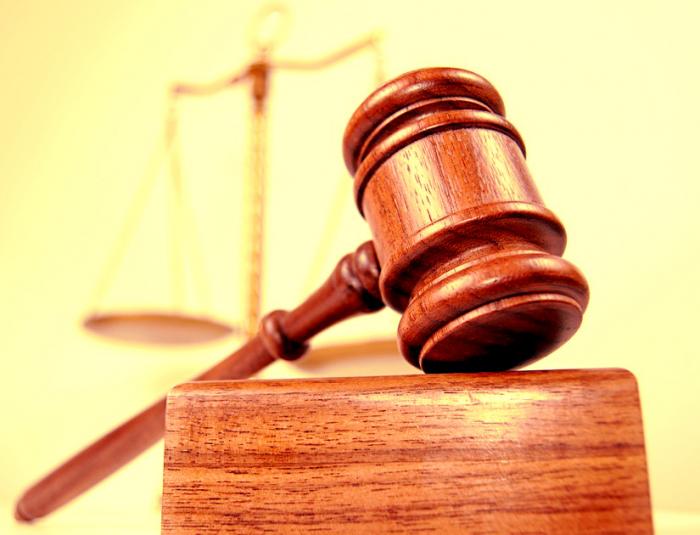 balanza y martillo de tribunal