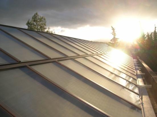 paneles colectores solares térmicos en el techo de una vivienda