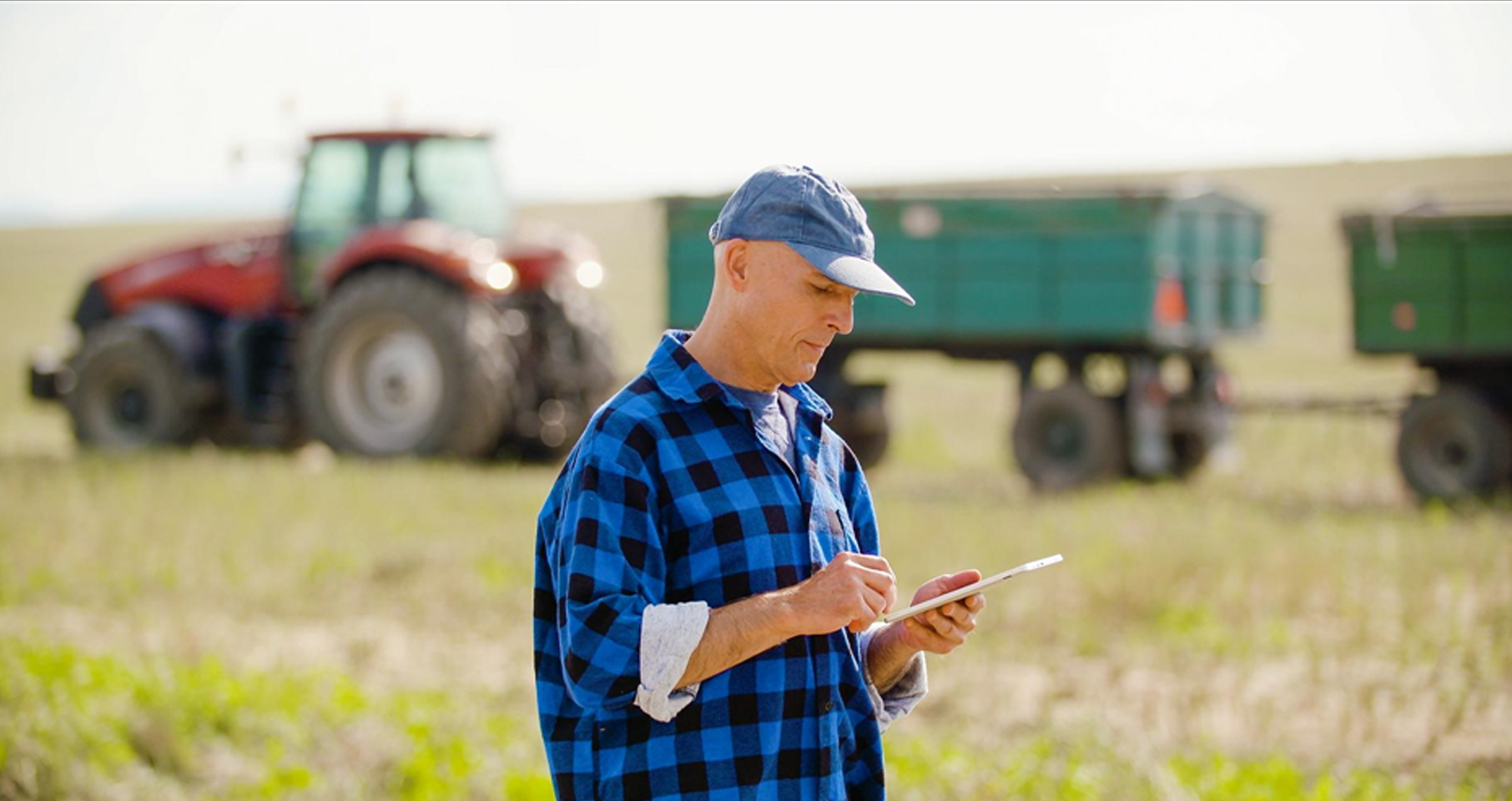 Trabajador rural con tablet en un campo